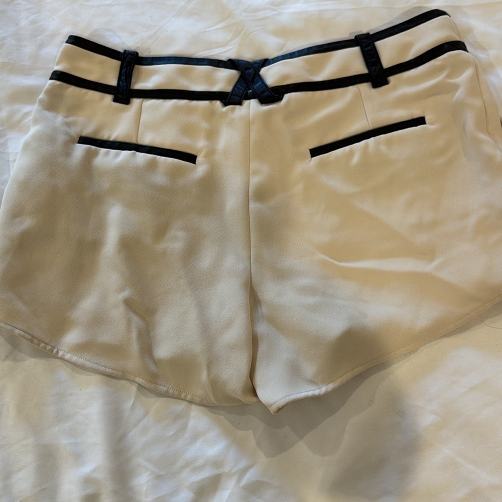 Alice + Olivia Cady Shorts 6 - Picture 4 of 8